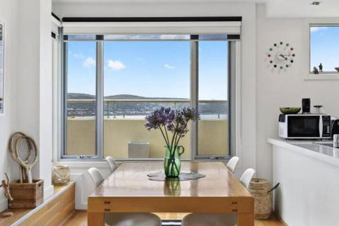 POINT GREY APARTMENT ONE VIEWPOINT - Accommodation VIC 4