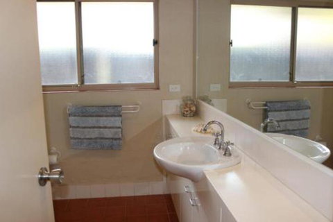 BEACHSIDE VILLA 2 - Accommodation VIC 5