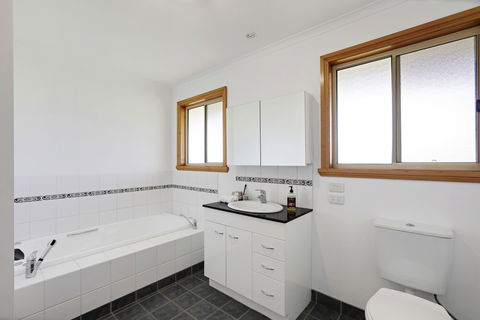 Yarragon 4 Bedroom House In Gippsland - Accommodation VIC 5