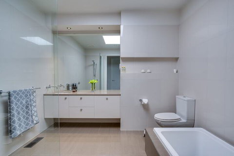 Kalina Retreat Tennis & Pool - Accommodation VIC 7