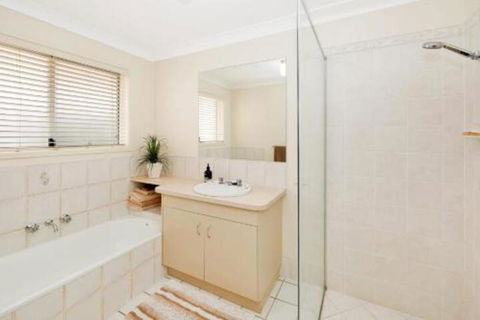 Hook Wine & Sinker Hervey Bay - Accommodation VIC 6