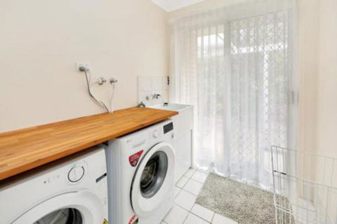 Hook Wine & Sinker Hervey Bay - Accommodation VIC 2