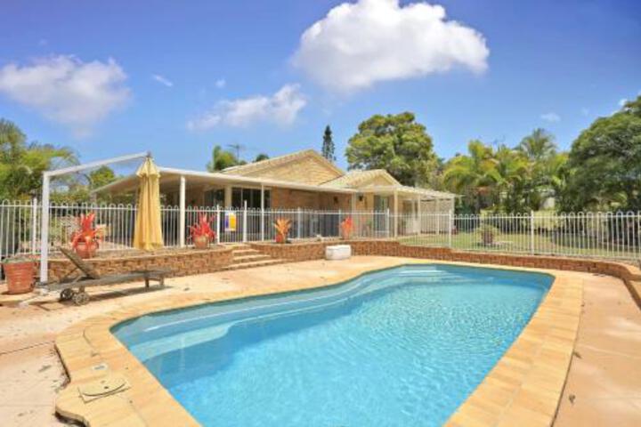 Nikenbah QLD Accommodation VIC