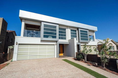 The Grand Oasis Pool Wifi Mins From Beach - Accommodation VIC 1