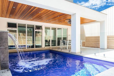 The Grand Oasis Pool Wifi Mins From Beach - Accommodation VIC 3