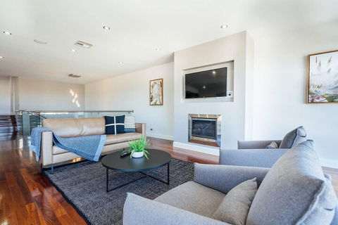 The Grand Oasis Pool Wifi Mins From Beach - Accommodation VIC 5