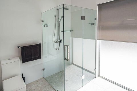 The Grand Oasis Pool Wifi Mins From Beach - Accommodation VIC 6