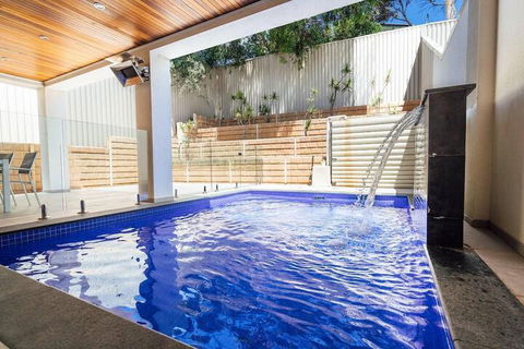 The Grand Oasis Pool Wifi Mins From Beach - Accommodation VIC 4