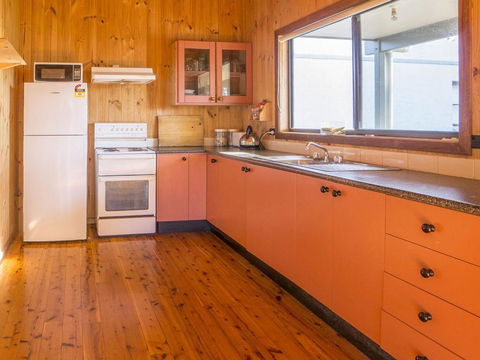 Centre Street 10 Lake Tabourie - Accommodation VIC 4