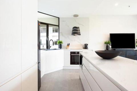 THE HYDEAWAY LUXE HYDE PARK CITY APARTMENT Hosted By LAbode Accommodation - Accommodation VIC 3