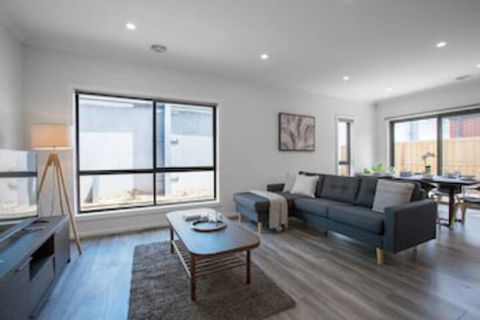 Comfy And Warm Home In Point Cook - Accommodation VIC 0
