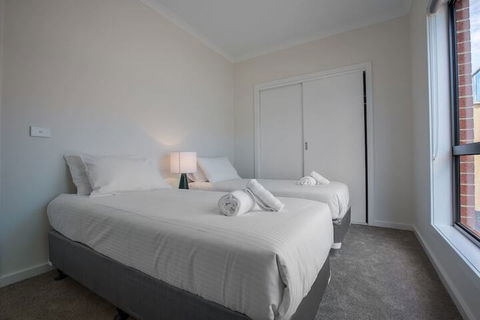 Comfy And Warm Home In Point Cook - Accommodation VIC 3
