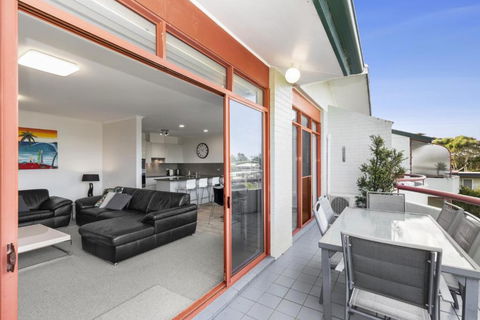 Fathoms Apartment 18 / 1a Mitchell Pde All Linen Provided - Accommodation VIC 1