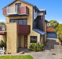The Island Manor family seaside stay with views - Accommodation VIC