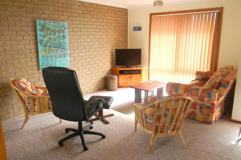 The Beach House - Accommodation VIC 4