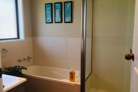 QUEEN BEDROOM FRIENDLY HOME PORTLAND - Accommodation VIC 3