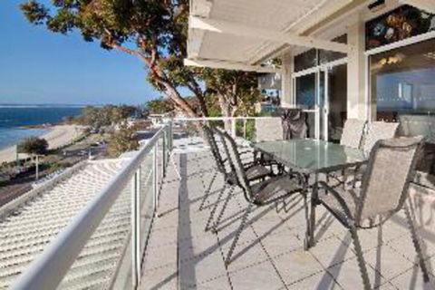 3 Bedroom House Classic View 2 / 49 Victoria Parade FREE WIFI - Accommodation VIC 3