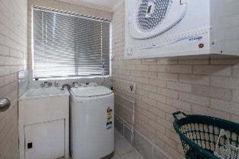 3 Bedroom House Classic View 2 / 49 Victoria Parade FREE WIFI - Accommodation VIC 2