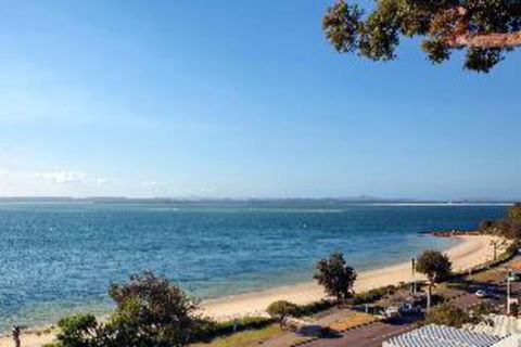 3 Bedroom House Classic View 2 / 49 Victoria Parade FREE WIFI - Accommodation VIC 4