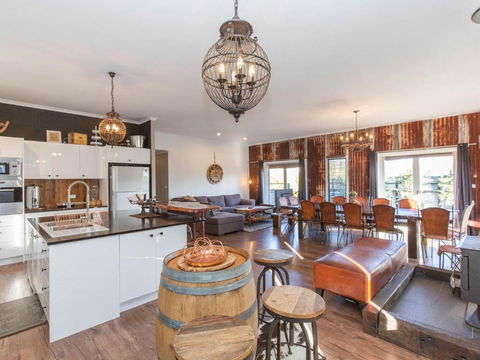 Oak & Barrel / 7 Twynam Street - Accommodation VIC 4