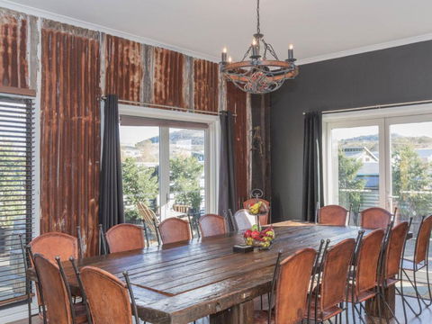 Oak & Barrel / 7 Twynam Street - Accommodation VIC 5