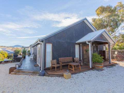 Oak & Barrel / 7 Twynam Street - Accommodation VIC 2