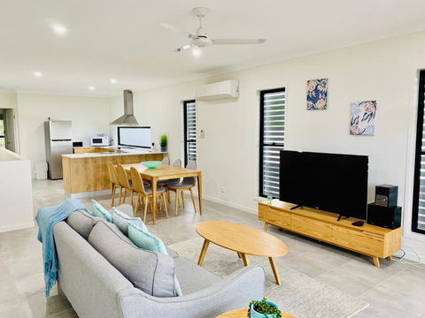 DAYDREAMING Airlie Beach Water Views & Only 200m To Boardwalk. - Accommodation VIC 1