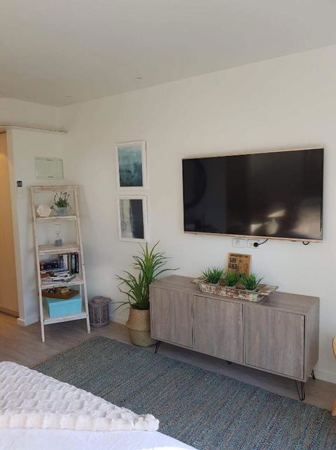 Cowes Partner Retreat Beachfront - Accommodation VIC 3