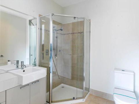 ONE LEVEL At BROADBEACH RESORT - Accommodation VIC 3