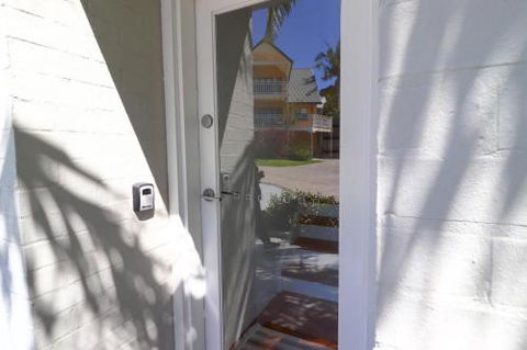 Palms Studio Apartment At Raffetys Resort - Accommodation VIC 0
