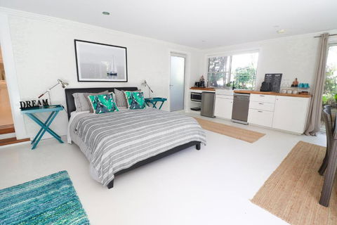 Corella Studio Apartment In Raffetys Resort - Accommodation VIC 2