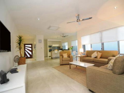 BEACH RETREAT At PALM COVE - Accommodation VIC 3