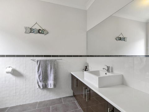 THE LOCH SURFSIDE WIFI NETFLIX PET FRIENDLY (OUTSIDE ONLY) - Accommodation VIC 5