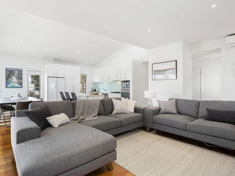 YOU ME & THE SEA BLAIRGOWRIE - Accommodation VIC 3