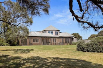 The Track House - Accommodation VIC 3