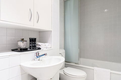 LUCY Laneway Art Fed Square Bars & Flinderst St. Station - Accommodation VIC 2