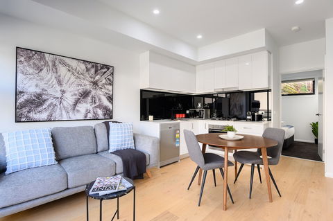 CARLISLE Bright Townhouse In Great Location - Accommodation VIC 2