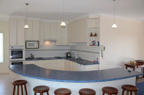 61 Red Rocks Rd Cowes - Accommodation VIC 4
