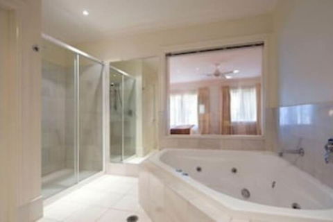 Lakeside Suites 1 - Accommodation VIC 1