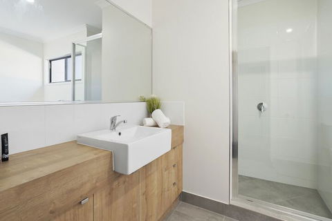 WHITSUNDAY Spacious & Comfortable Moments From Picturesque Boardwalk - Accommodation VIC 3