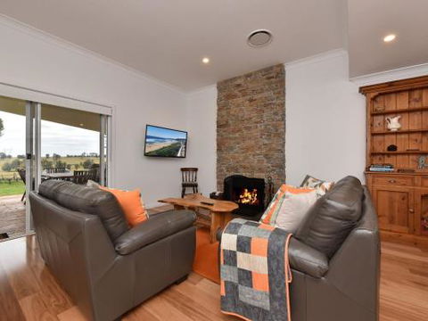 Kinloch Cottage Renovated To New On Daisy Hill Vineyard - Accommodation VIC 1