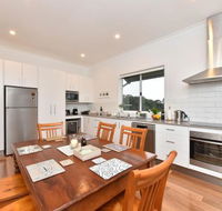 Kinloch Cottage renovated to new on Daisy Hill Vineyard - Accommodation VIC