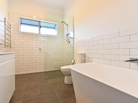 Kinloch Cottage Renovated To New On Daisy Hill Vineyard - Accommodation VIC 6