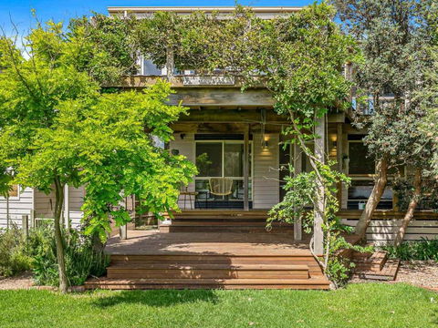 The Deck House - Accommodation VIC 3