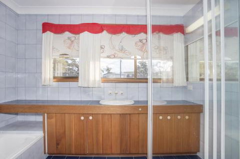Stunning Clifftop Location 213 Mitchell Pde - Accommodation VIC 5