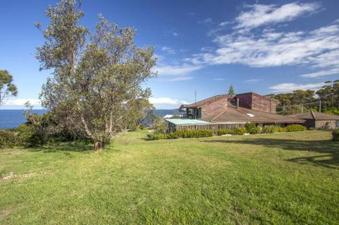 Stunning Clifftop Location 213 Mitchell Pde - Accommodation VIC 3