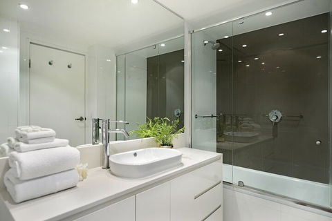 H Residences 2 Bedroom Ocean View In Surfers Paradise - Accommodation VIC 4