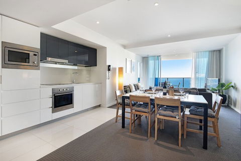 H Residences 2 Bedroom Ocean View In Surfers Paradise - Accommodation VIC 3