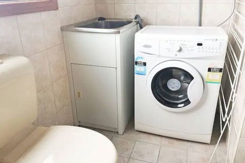 Home Near Shops & Beach - Accommodation VIC 4