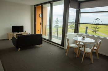 Watt Street 1 BR Apartment W Ocean Views - Accommodation VIC 0